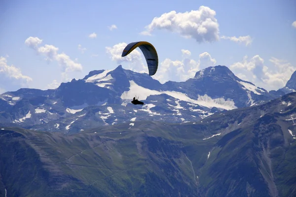 Adventurous sportsman paragliding — Stock Photo, Image