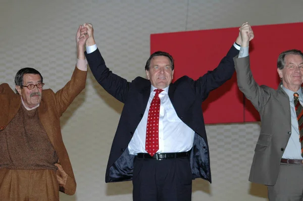Οι πολιτικοί Γκύντερ γρασίδι, Gerhard Schroeder — Φωτογραφία Αρχείου