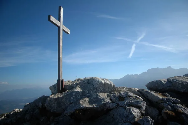 Ein Kreuz auf einem Berggipfel — Stockfoto