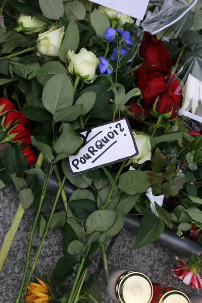 Flowers at mourning demonstration in front of French Embassy — Stock Photo, Image