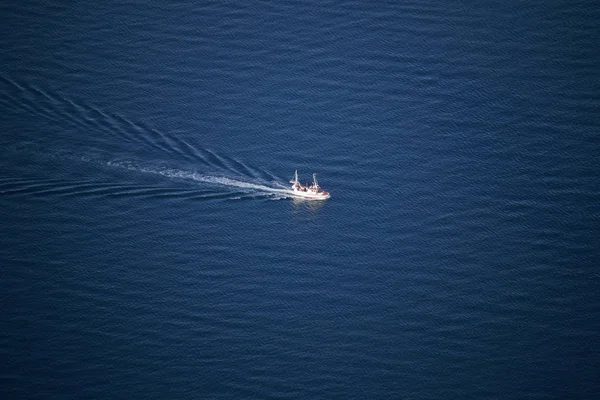 Barca de pescuit pe mare — Fotografie, imagine de stoc