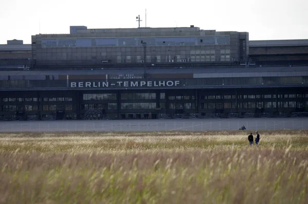 "Tempelhofer Feld ", el antiguo aeropuerto — Foto de Stock