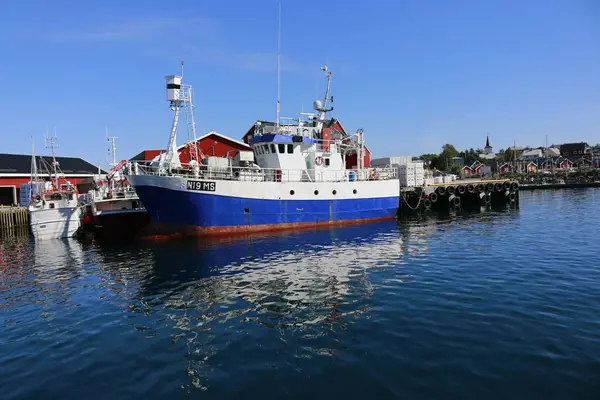 Barco de pesca en el muelle — Foto de Stock