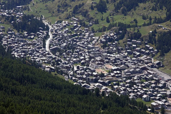 Zermatt dorp en evergreen bos, — Stockfoto