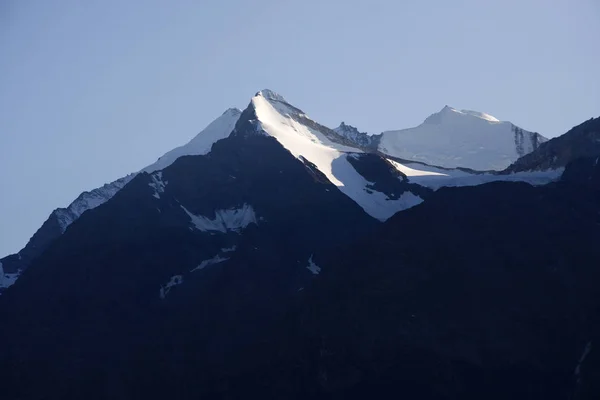 Majestuosas montañas con picos nevados — Foto de Stock