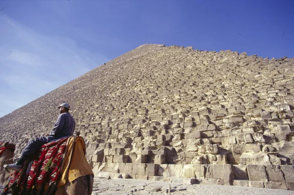 吉萨高地，开罗，埃及的金字塔 — 图库照片