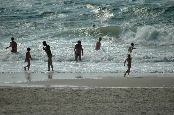 Люди купаются в Северном море — стоковое фото