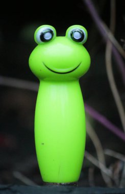  Yeşil kurbağa oyuncak
