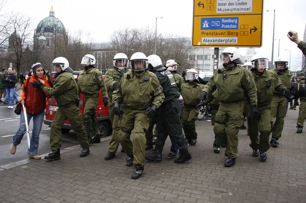 Міліціонери взяти на демонстратор — стокове фото