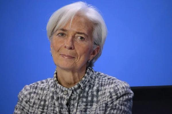 Christine lagarde bei einer pressekonferenz — Stockfoto