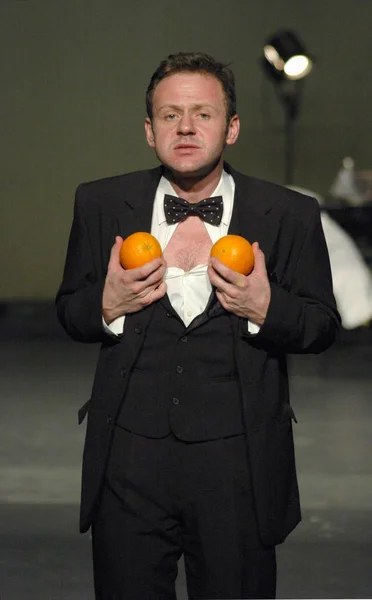 Samuel Finzi en una escena de la obra de teatro — Foto de Stock