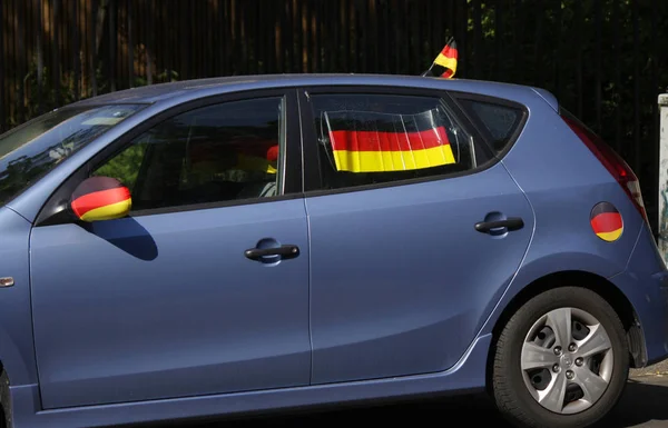 Voiture décorée avec des drapeaux de l'Allemagne — Photo