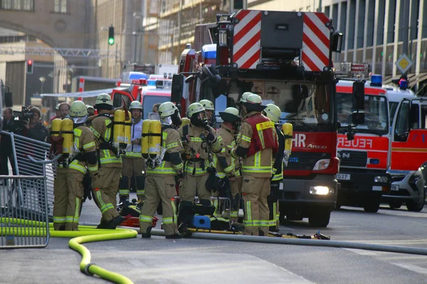 Yangın söndürme personeli ve yangın motorları iş yerinde, Berlin-Mitte, Almanya 