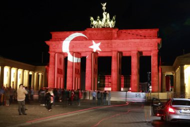 Brandenburg Kapısı Türkiye'nin bayrak renkleri