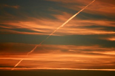 Denizin üzerinde güzel gün batımı