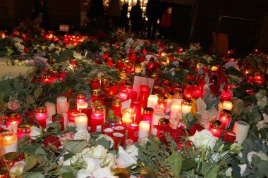Çiçekler ve mumlar Berlin yasta işareti olarak