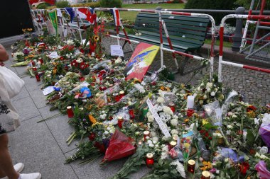 Fransız Büyükelçiliği önünde gösteri yas, çiçekler