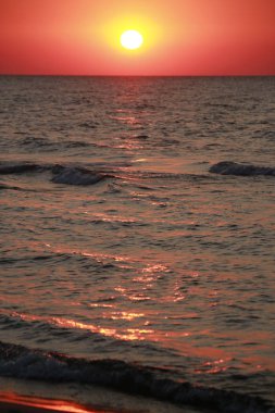 Denizin üzerinde güzel gün batımı