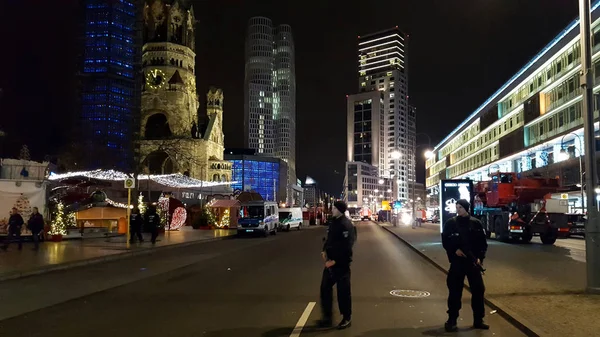 Polizeikräfte mit Maschinengewehren — Stockfoto