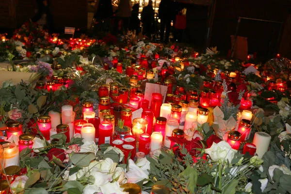 Flowers and candles as sign of mourning in Berlin — Stock Photo, Image