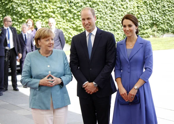 德国总理安格拉 · 默克尔，威廉王子与凯特 — 图库照片