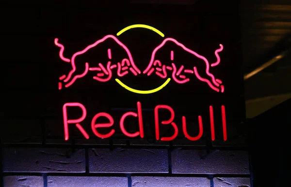 Логотип бренда "Red Bull " — стоковое фото