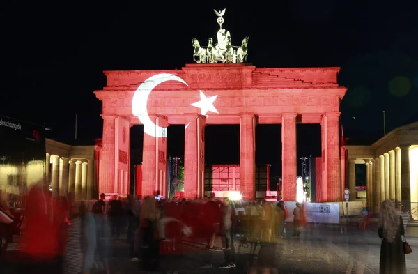 Braniborská brána v barvách vlajky z Turecka — Stock fotografie