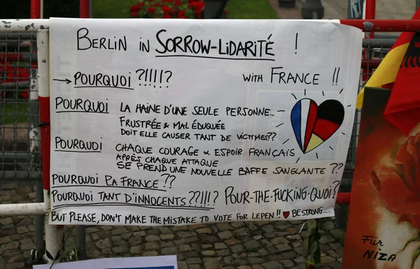 Afisz o żałobie demonstracji przed Ambasada Francji — Zdjęcie stockowe