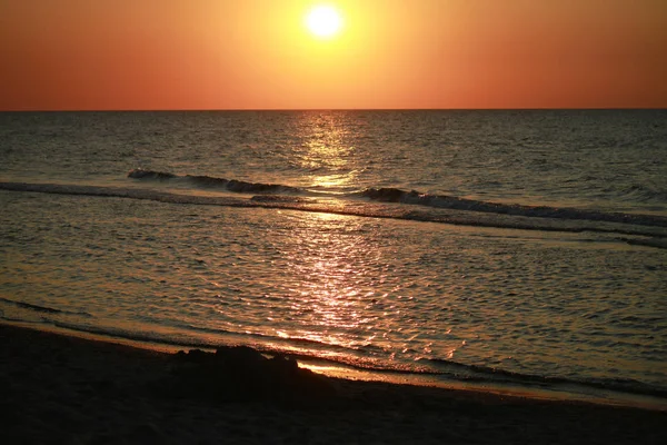 Hermosa puesta de sol sobre el mar —  Fotos de Stock