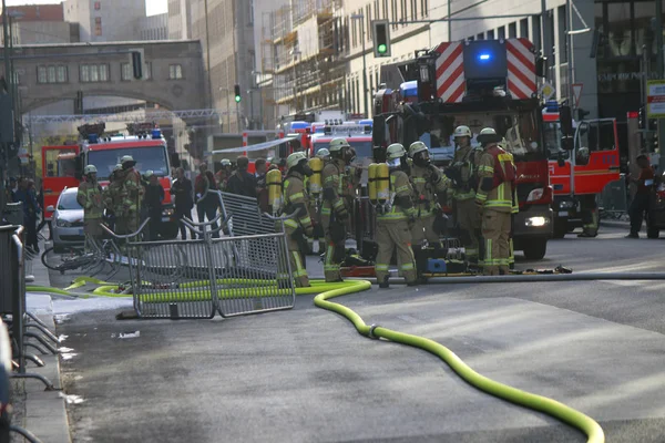 Πυροσβεστικά Στελέχη Και Πυροσβεστικά Στην Εργασία Βερολίνο Mitte Γερμανία — Φωτογραφία Αρχείου