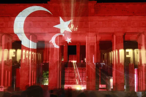 Бранденбурзьких воріт у кольорах прапор Туреччини — стокове фото