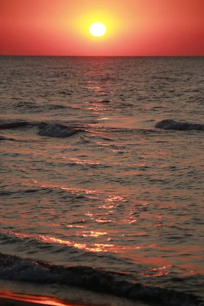 Denizin üzerinde güzel gün batımı