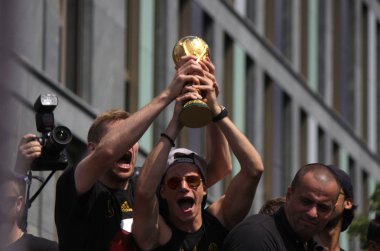 Julian Draxler Kupası ile başı Mertesacker