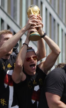 Julian Draxler Kupası ile başı Mertesacker