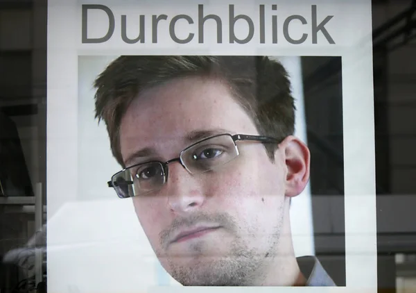 Reclame voor "Durchblick" met het portret van Edward Snowden — Stockfoto