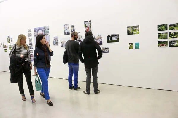 Visitantes Vernissage Una Galería Arte Berlín —  Fotos de Stock