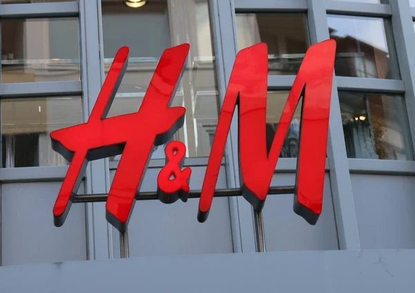 Logo de la marca "H & M " — Foto de Stock