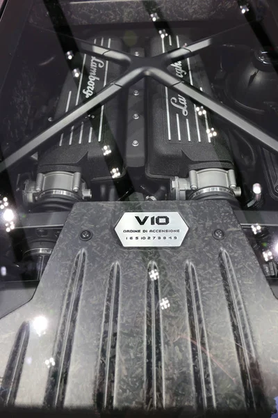A Lamborghini 10 cylinder engine — Stock Photo, Image