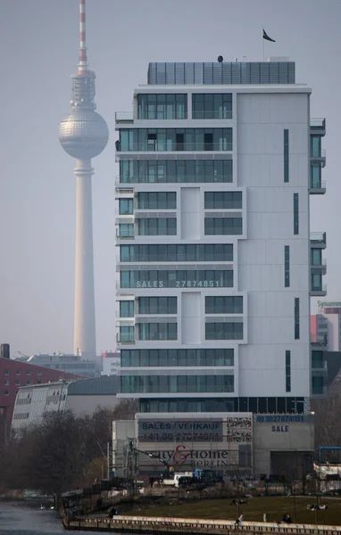 Fernsehturm und "living levels" in berlin — Stockfoto