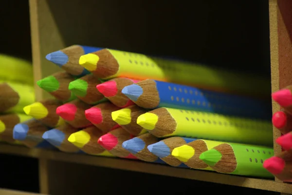 Neonfarbene Buntstifte — Stockfoto