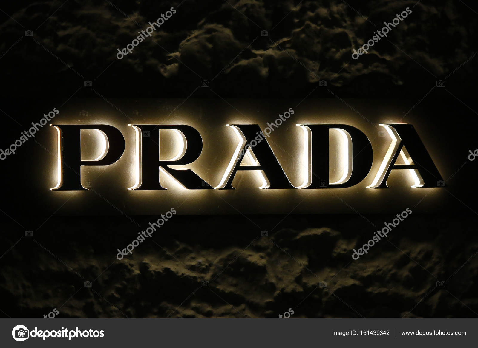 Logotipo sinal Prada  — Fotografia de Stock Editorial © 360ber #161439342