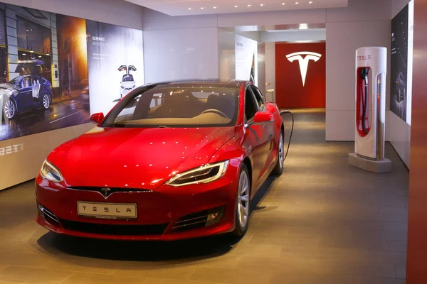 Signo del logotipo "Tesla " — Foto de Stock