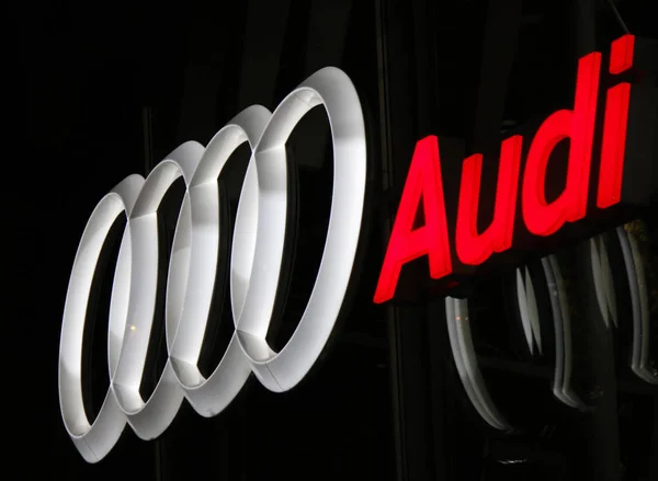 Sinal do logotipo "Audi " — Fotografia de Stock