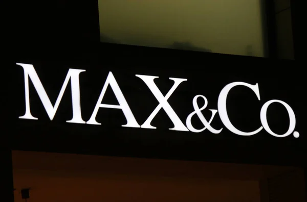 Signo del logotipo "Max und Co " — Foto de Stock