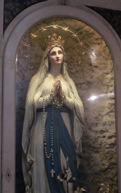 Madonna'nın taş heykel 