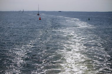  kumlu plaj ve Kuzey denizin dalgaları