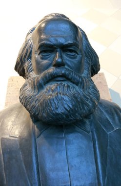  Berlin 'de Marx heykeli.