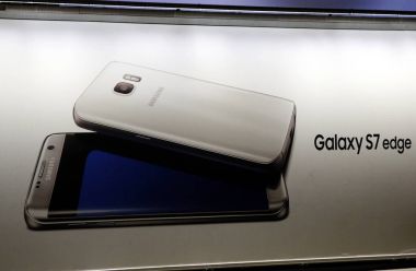 Reklam için smartphone Samsung Galaxy S7