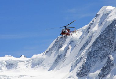 Schranni İsviçre Alpleri'nde yakınındaki helikopter