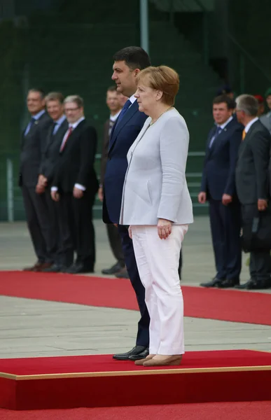 Der ukrainische Ministerpräsident wolodymyr groysman und die deutsche Kanzlerin angela merkel — Stockfoto